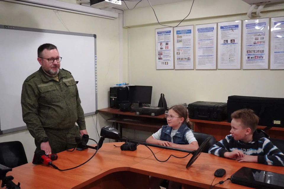 В региональном следственном управлении сотрудники ведомства поздравили детей офицеров СК России с Международным Днем защиты детей