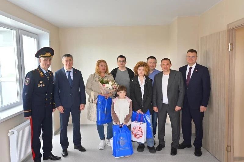 В Перми сотрудники и ветераны органов внутренних дел получили ключи от квартир в новом доме