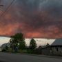 Апокалипсис в Лысьве. На самом деле это шкваловый ворот во время заката (длинное плотное облако в виде темного вала, которое возникает перед передним краем мощной грозы)