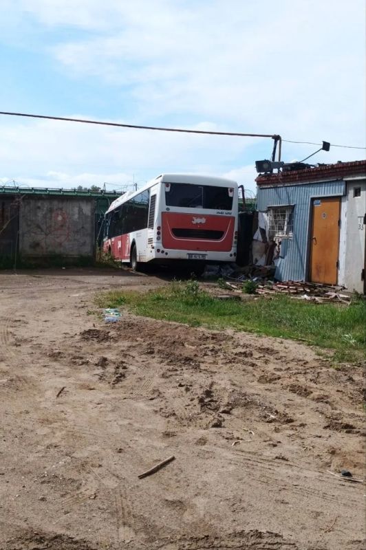 Автобус протаранил бетонную стену на Гайве Автобус протаранил бетонную стену на Гайве