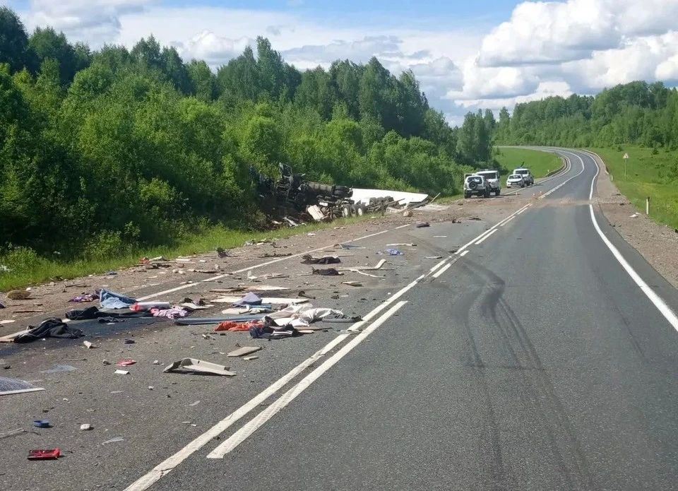 Грузовик с прицепом выехал на встречку: три человека погибли в ДТП в Пермском крае Грузовик с прицепом выехал на встречку: три человека погибли в ДТП в Пермском крае