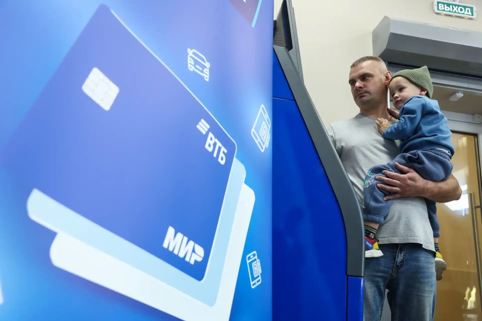 Россияне в пять раз чаще стали переводить за рубеж