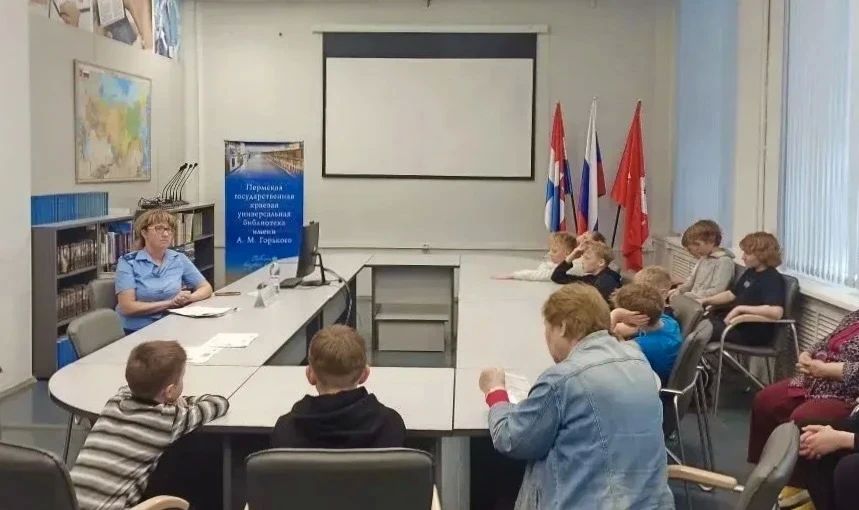 Прокурор отдела по надзору за исполнением законов о несовершеннолетних прокуратуры Пермского края Мария Галкина на площадке Пермской краевой библиотеки им. А.М. Горького провела праворазъяснительное мероприятие