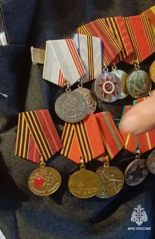 Сегодня свой 97-й год рождения отметил старший сержант внутренней службы в отставке Фролов Андрей Дмитриевич, ветеран пожарной охраны, труженик тыла в годы ВОВ Сегодня свой 97-й год рождения отметил старший сержант внутренней службы в отставке Фролов Андрей Дмитриевич, ветеран пожарной охраны, труженик тыла в годы ВОВ