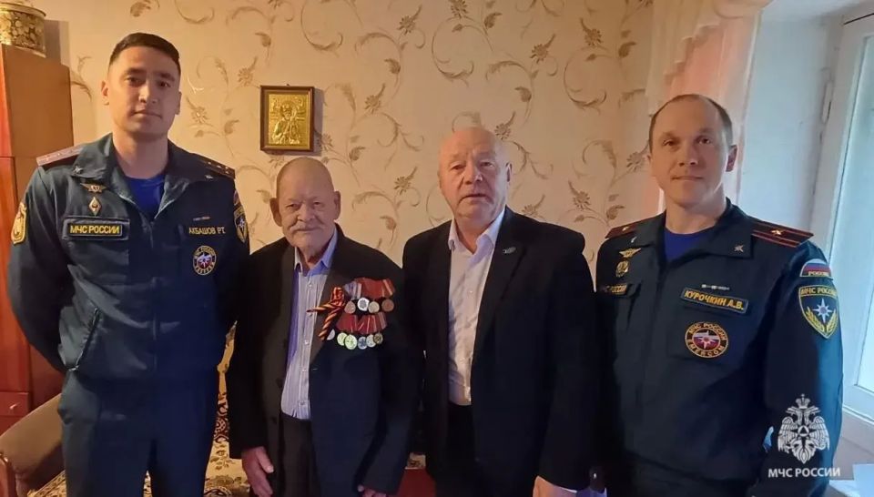 Сегодня свой 97-й год рождения отметил старший сержант внутренней службы в отставке Фролов Андрей Дмитриевич, ветеран пожарной охраны, труженик тыла в годы ВОВ