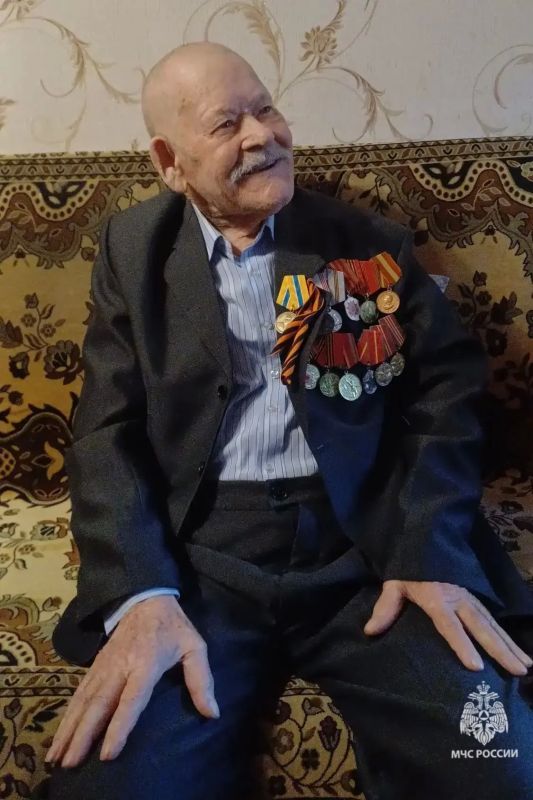 Сегодня свой 97-й год рождения отметил старший сержант внутренней службы в отставке Фролов Андрей Дмитриевич, ветеран пожарной охраны, труженик тыла в годы ВОВ Сегодня свой 97-й год рождения отметил старший сержант внутренней службы в отставке Фролов Андрей Дмитриевич, ветеран пожарной охраны, труженик тыла в годы ВОВ