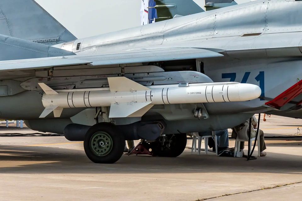 Россия продала Ирану по меньшей мере 327 ракет класса «воздух-воздух» и «воздух-земля» для истребителей Су-35, сообщают украинские источники со ссылкой на документацию оборонных предприятий в их распоряжении