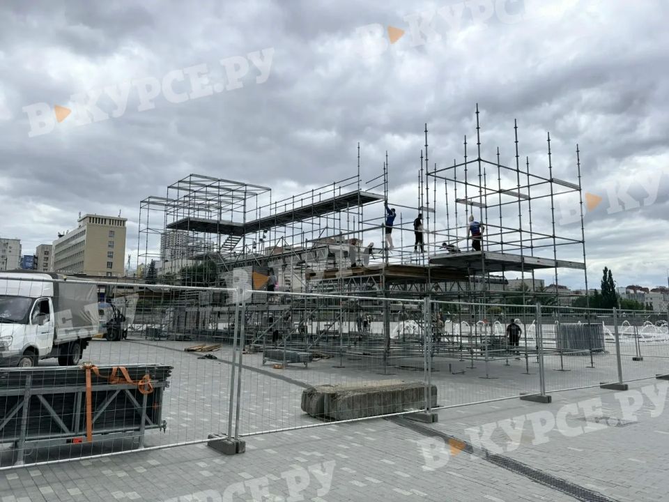 Смотрите, что строят прямо в центре пермской эспланады! Да, подготовка ко Дню города и открытию фестиваля «Город встреч» в самом разгаре!