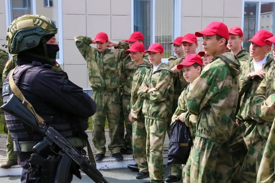 Суворовцам Перми рассказали о службе в Росгвардии в честь её 10-летия и 215-й годовщины войск правопорядка