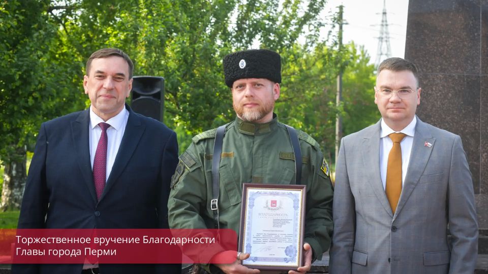 Равнение на лучших! В сквере Татищева состоялся строевой смотр народных дружин Равнение на лучших! В сквере Татищева состоялся строевой смотр народных дружин