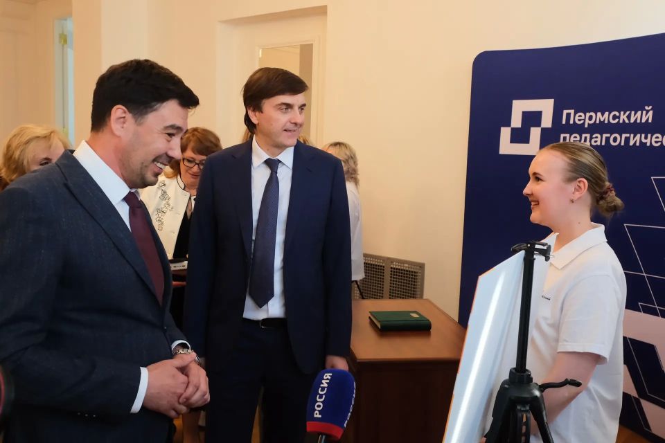 Дмитрий Махонин: В Прикамье с рабочим визитом прибыл министр просвещения России Сергей Кравцов Дмитрий Махонин: В Прикамье с рабочим визитом прибыл министр просвещения России Сергей Кравцов