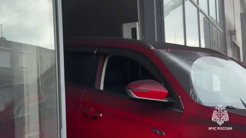 Автосалон на Героев Хасана тушили 84 человека Автосалон на Героев Хасана тушили 84 человека
