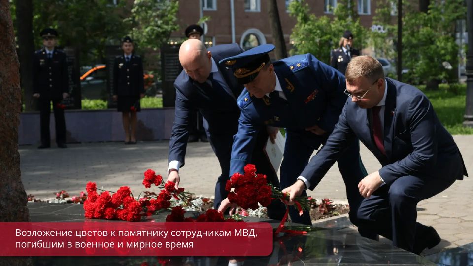Эдуард Соснин: 308 лет со дня образования российской полиции — это праздник людей, которые ежедневно стоят на страже нашего спокойствия, рискуя собой ради безопасности земляков Эдуард Соснин: 308 лет со дня образования российской полиции — это праздник людей, которые ежедневно стоят на страже нашего спокойствия, рискуя собой ради безопасности земляков