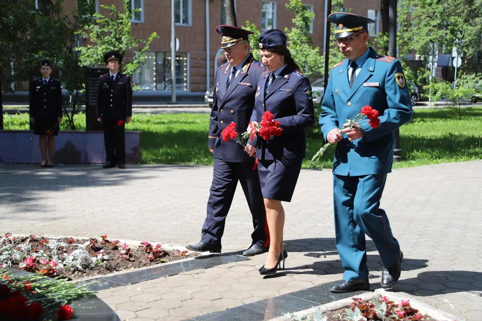 В Перми на Аллее славы прошла торжественная церемония возложения цветов В Перми на Аллее славы прошла торжественная церемония возложения цветов