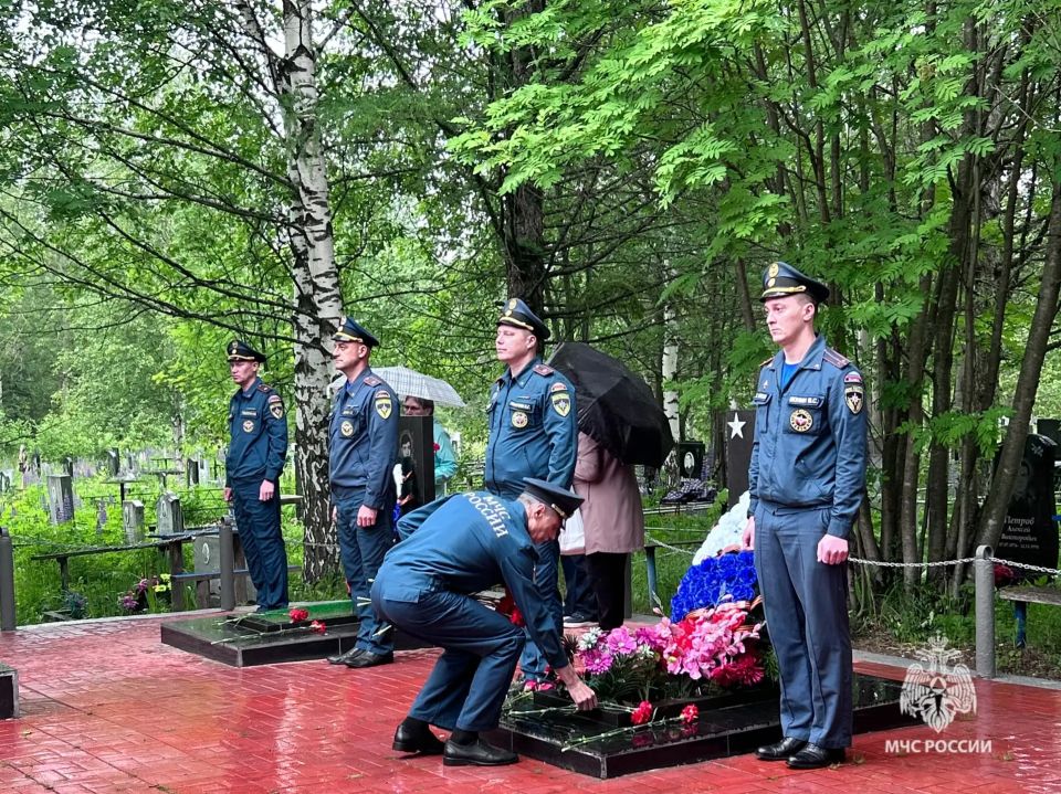 Памяти героев «Бератона»: в Березниках почтили память пожарных, погибших при ликвидации аварии Памяти героев «Бератона»: в Березниках почтили память пожарных, погибших при ликвидации аварии