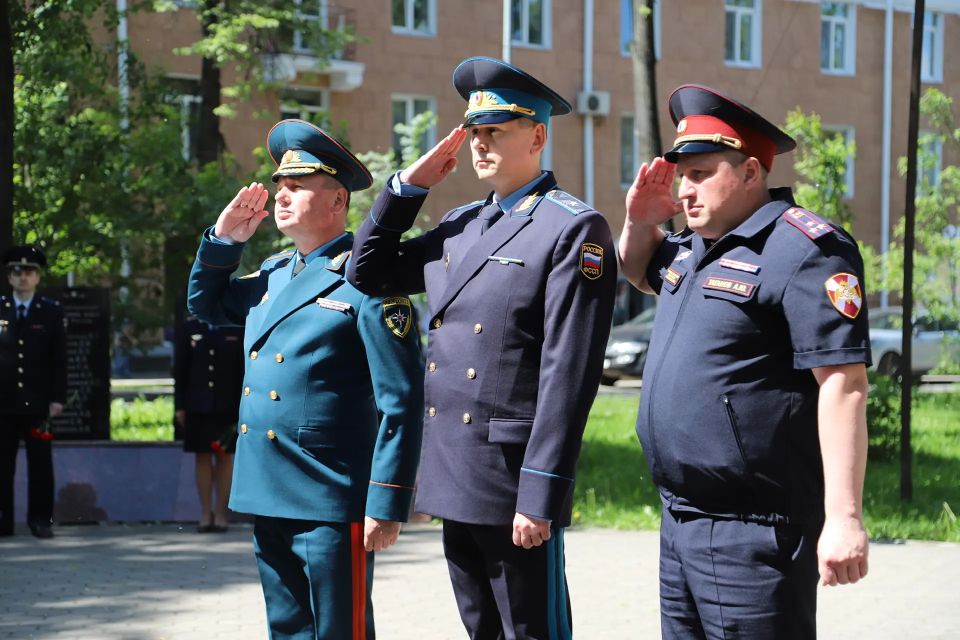 В Перми на Аллее славы прошла торжественная церемония возложения цветов В Перми на Аллее славы прошла торжественная церемония возложения цветов