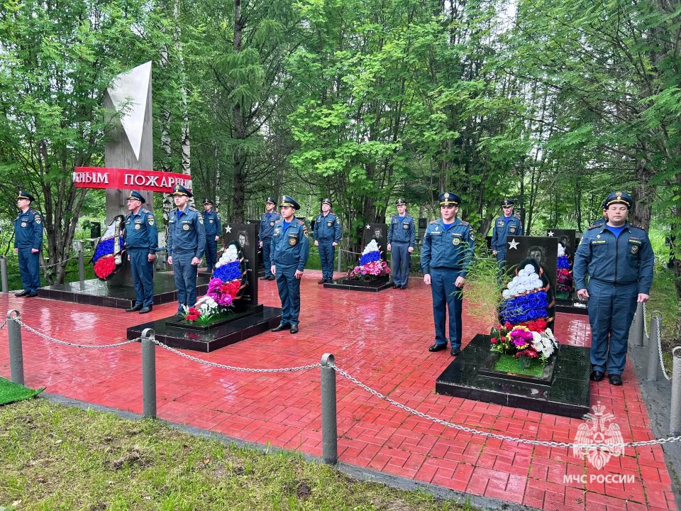 Памяти героев «Бератона»: в Березниках почтили память пожарных, погибших при ликвидации аварии Памяти героев «Бератона»: в Березниках почтили память пожарных, погибших при ликвидации аварии