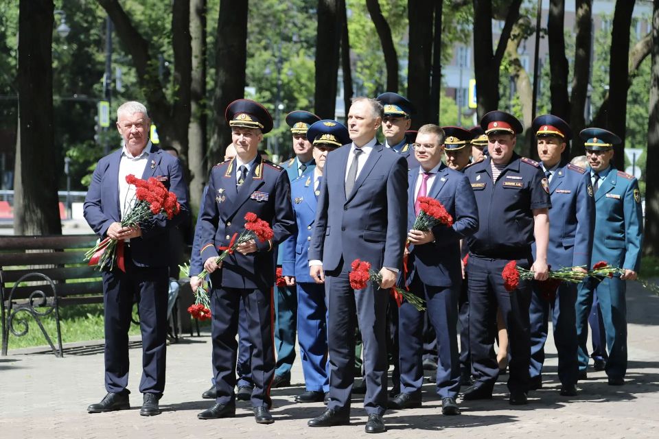 В Перми на Аллее славы прошла торжественная церемония возложения цветов В Перми на Аллее славы прошла торжественная церемония возложения цветов