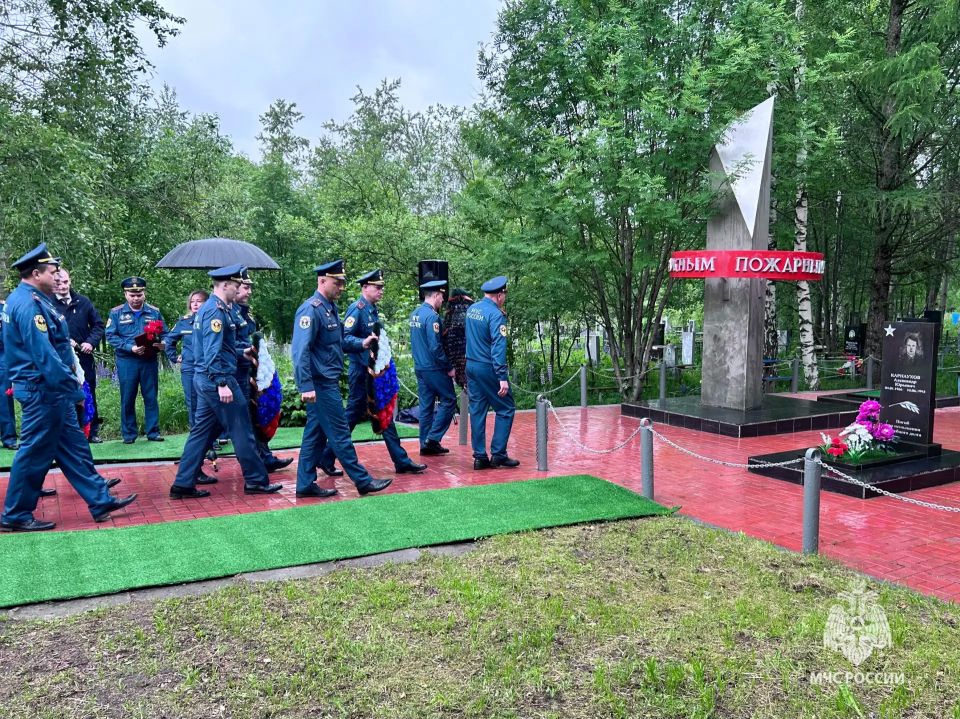 Памяти героев «Бератона»: в Березниках почтили память пожарных, погибших при ликвидации аварии Памяти героев «Бератона»: в Березниках почтили память пожарных, погибших при ликвидации аварии