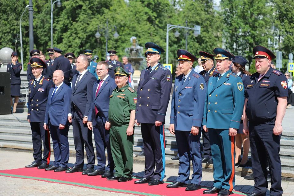 В Перми на Аллее славы прошла торжественная церемония возложения цветов В Перми на Аллее славы прошла торжественная церемония возложения цветов