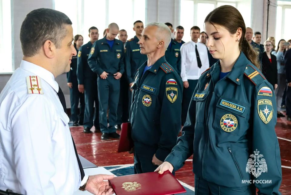 В Главном управлении МЧС России по Пермскому краю состоялась торжественная церемония, приуроченная к Дню России и Дню города Перми В Главном управлении МЧС России по Пермскому краю состоялась торжественная церемония, приуроченная к Дню России и Дню города Перми
