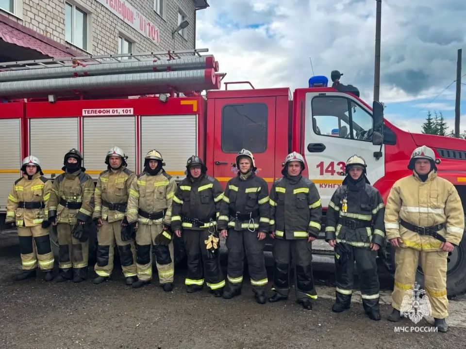 Огнеборцы Прикамья спасли 19 человек на пожаре Огнеборцы Прикамья спасли 19 человек на пожаре