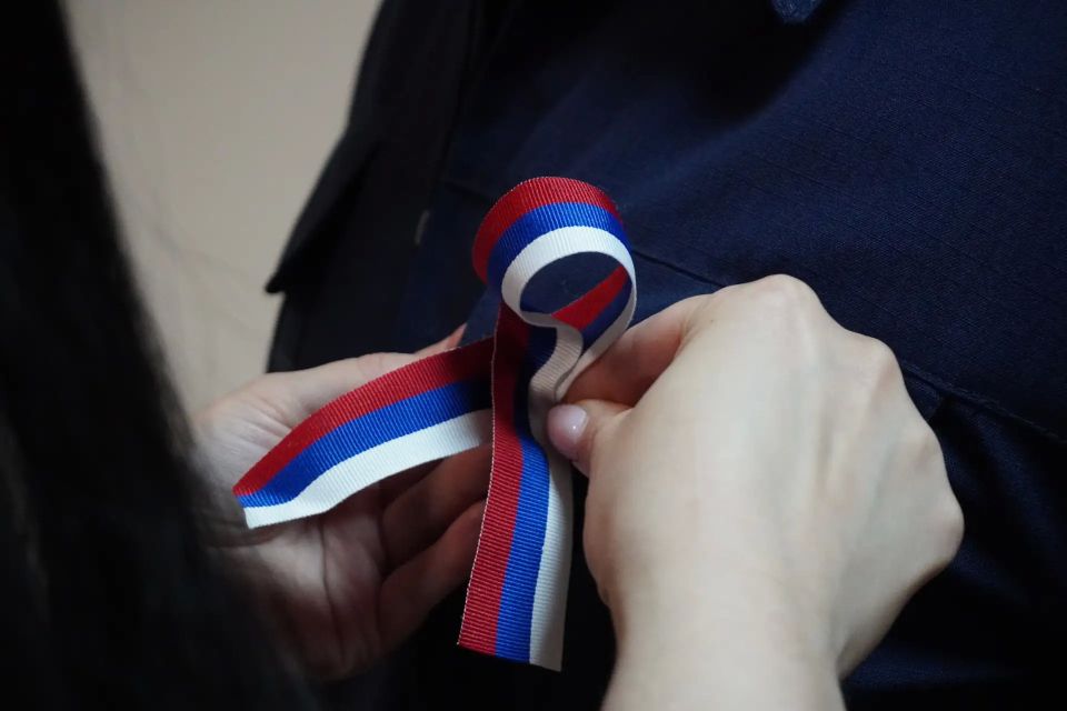 Офицеры регионального следственного управления приняли участие в акции «Российский триколор» Офицеры регионального следственного управления приняли участие в акции «Российский триколор»