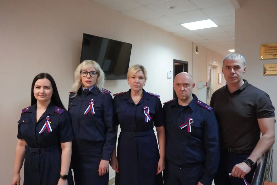 Офицеры регионального следственного управления приняли участие в акции «Российский триколор» Офицеры регионального следственного управления приняли участие в акции «Российский триколор»