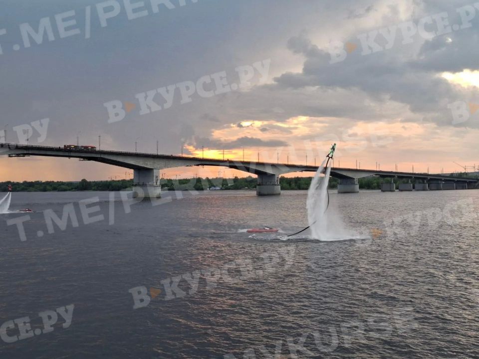 Показательные выступления на гидрофлайтах на набережной, в рамках Фестиваля водных активностей Показательные выступления на гидрофлайтах на набережной, в рамках Фестиваля водных активностей
