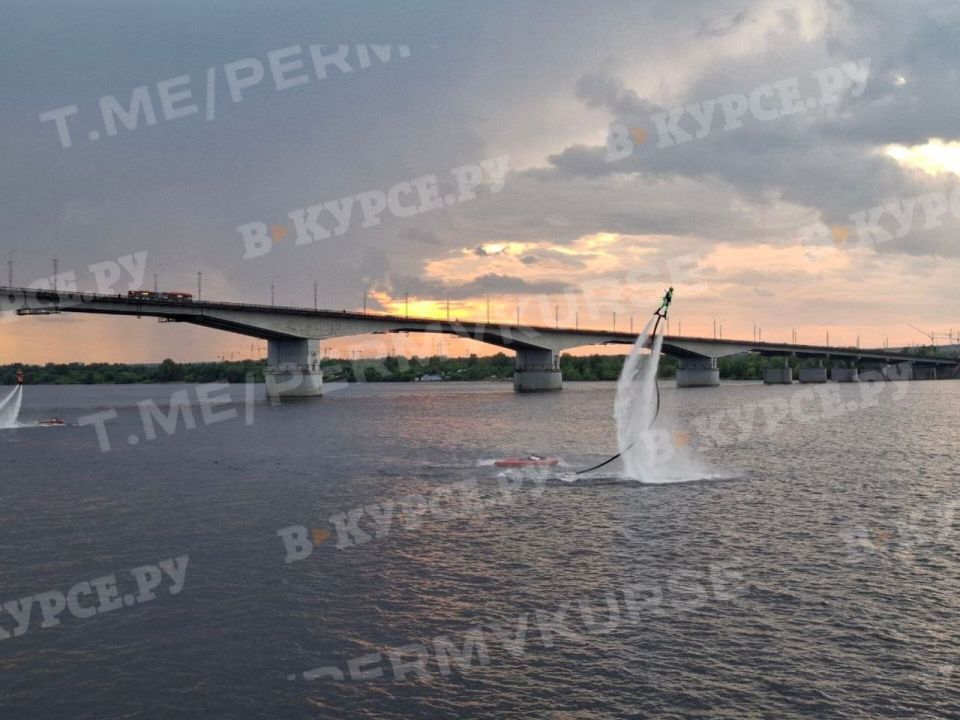 Показательные выступления на гидрофлайтах на набережной, в рамках Фестиваля водных активностей Показательные выступления на гидрофлайтах на набережной, в рамках Фестиваля водных активностей