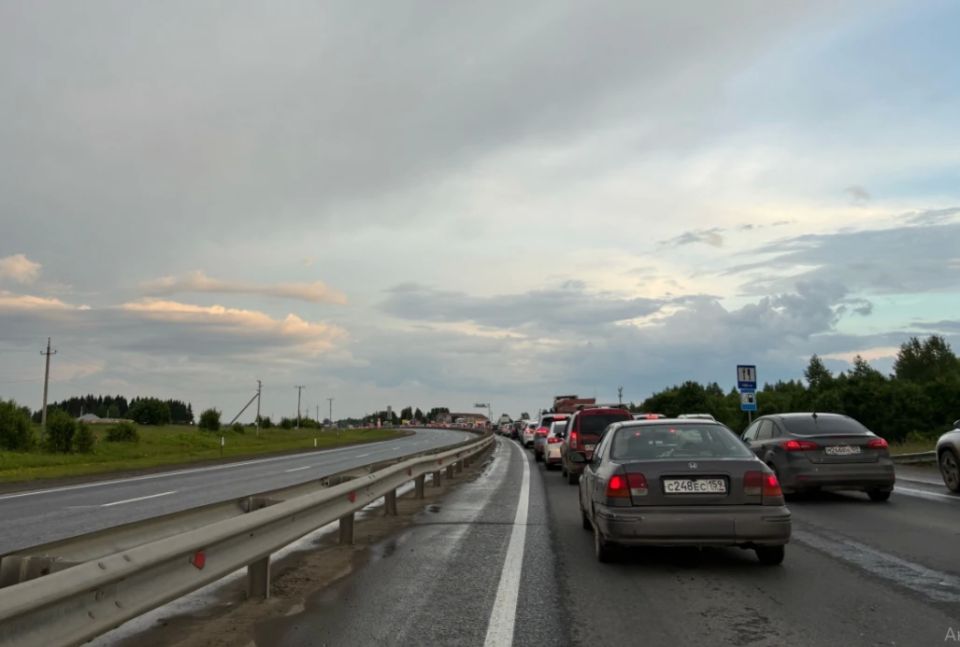 Пермячка рассказала сайту perm.aif.ru, что застряла в пробке перед Чусовским мостом вечером 14 июня