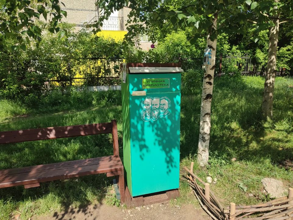Старый холодильник стал читальней в Перми Старый холодильник стал читальней в Перми