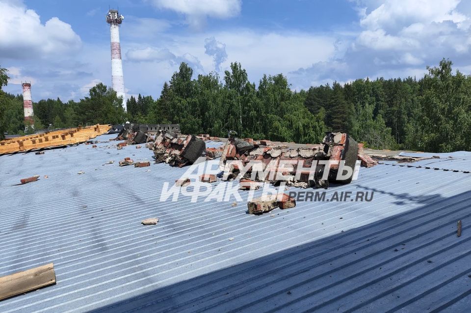 В Перми жильцы дома сами убирают упавшую из-за сильного ветра крышу В Перми жильцы дома сами убирают упавшую из-за сильного ветра крышу