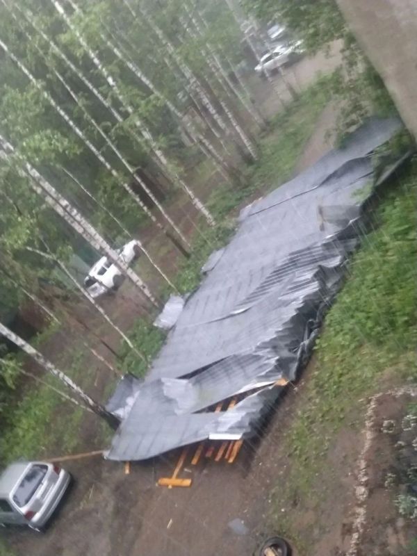 Из-за ветра в жилом доме Перми сорвало кровлю Из-за ветра в жилом доме Перми сорвало кровлю