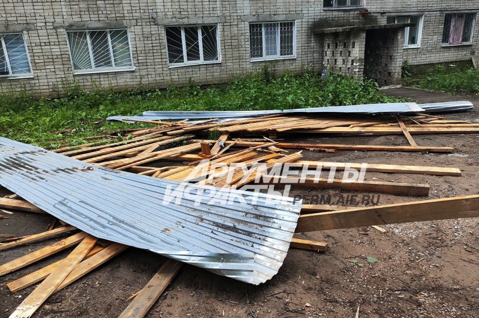 В Перми жильцы дома сами убирают упавшую из-за сильного ветра крышу