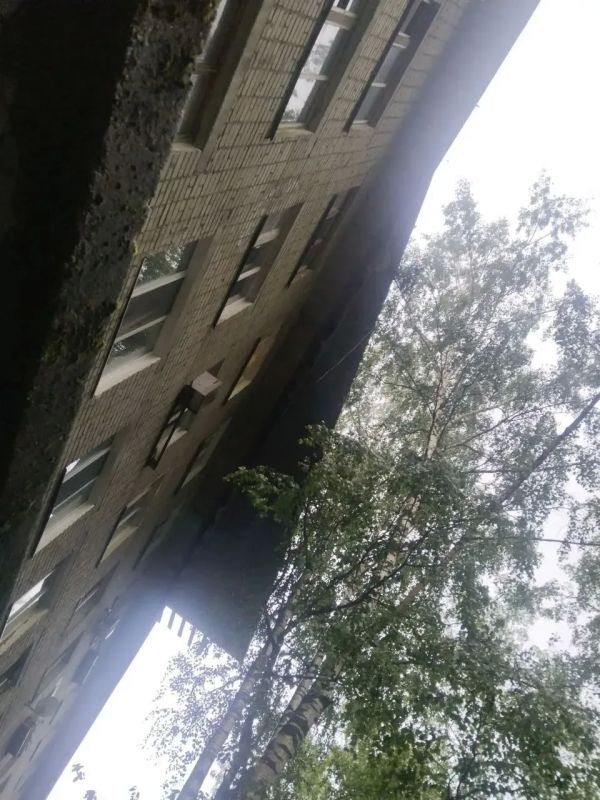 Из-за ветра в жилом доме Перми сорвало кровлю Из-за ветра в жилом доме Перми сорвало кровлю