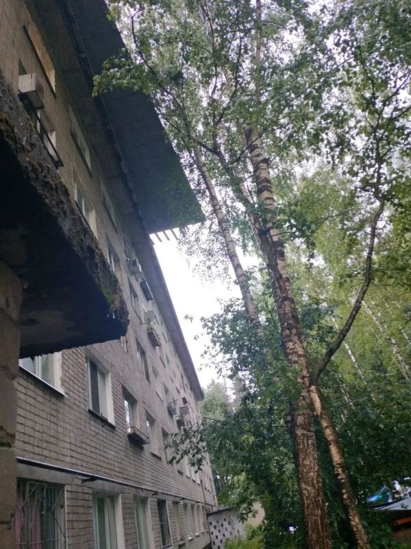 Из-за ветра в жилом доме Перми сорвало кровлю Из-за ветра в жилом доме Перми сорвало кровлю