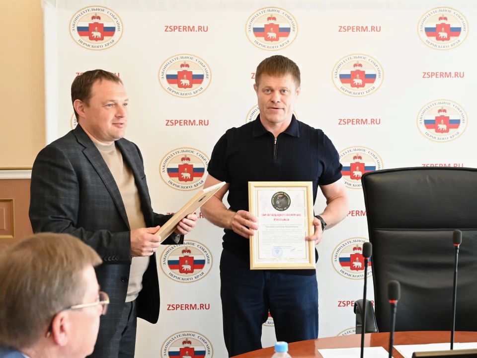 Депутатам Законодательного Собрания вручили благодарственные письма от добровольческого отряда БАРС-18