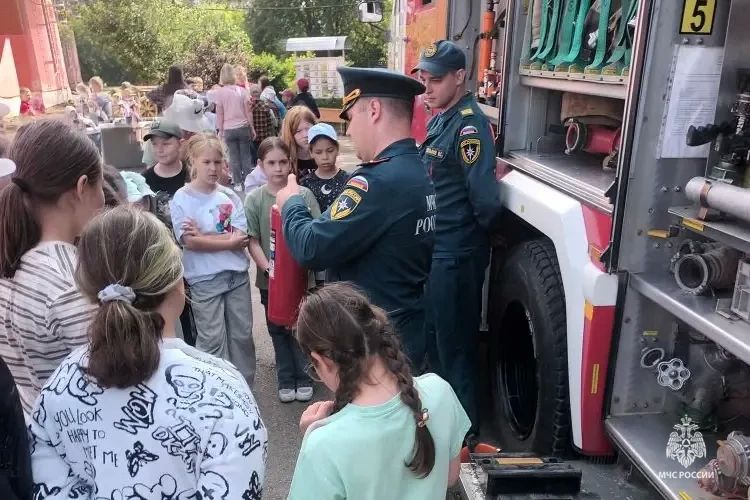 Безопасность — это важно!. В лагере с дневным пребыванием «Солнышко» прошли важные занятия — инспекторы надзорной деятельности и профилактической работы вместе с пожарными 5 пожарноспасательной части провели для ребят и... Безопасность — это важно!. В лагере с дневным пребыванием «Солнышко» прошли важные занятия — инспекторы надзорной деятельности и профилактической работы вместе с пожарными 5 пожарноспасательной части провели для ребят и...