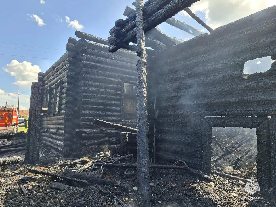 Отец спас двоих детей из пожара