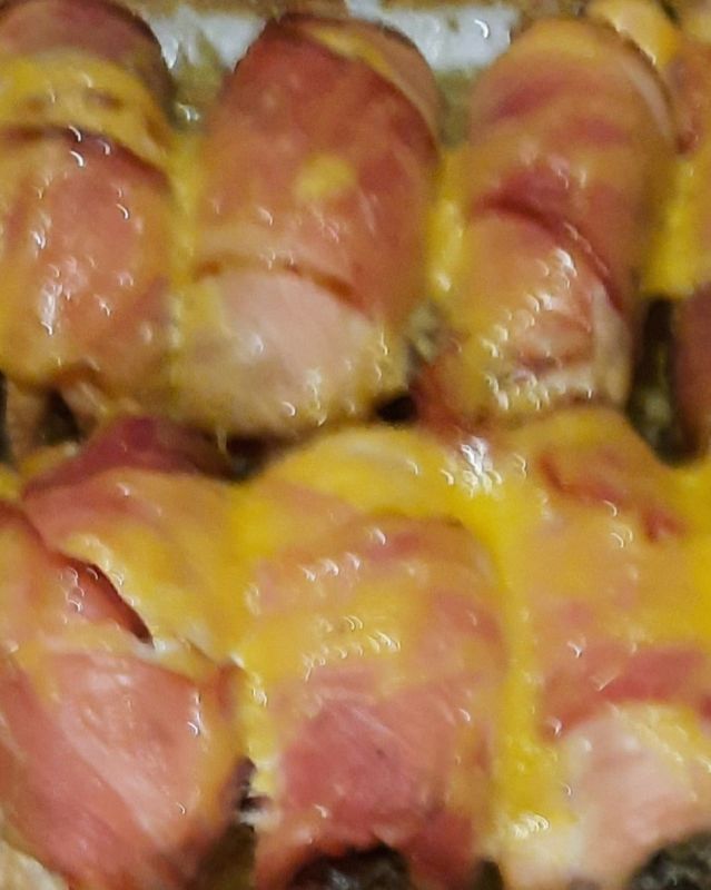 Куринные рулетики с шпинатом и хрустящим беконом: удивите гостей