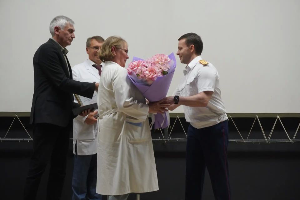 Заместитель руководителя регионального следственного управления поздравил сотрудников подшефного госпиталя для ветеранов войн с наступающими праздниками Заместитель руководителя регионального следственного управления поздравил сотрудников подшефного госпиталя для ветеранов войн с наступающими праздниками