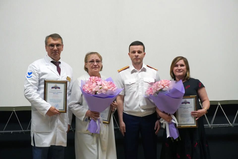 Заместитель руководителя регионального следственного управления поздравил сотрудников подшефного госпиталя для ветеранов войн с наступающими праздниками Заместитель руководителя регионального следственного управления поздравил сотрудников подшефного госпиталя для ветеранов войн с наступающими праздниками