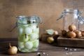 Приготовьте зимние запасы: 10 удивительных рецептов с луком и чесноком