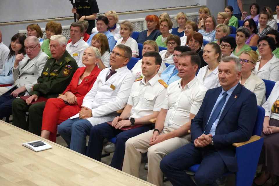 Заместитель руководителя регионального следственного управления поздравил сотрудников подшефного госпиталя для ветеранов войн с наступающими праздниками Заместитель руководителя регионального следственного управления поздравил сотрудников подшефного госпиталя для ветеранов войн с наступающими праздниками