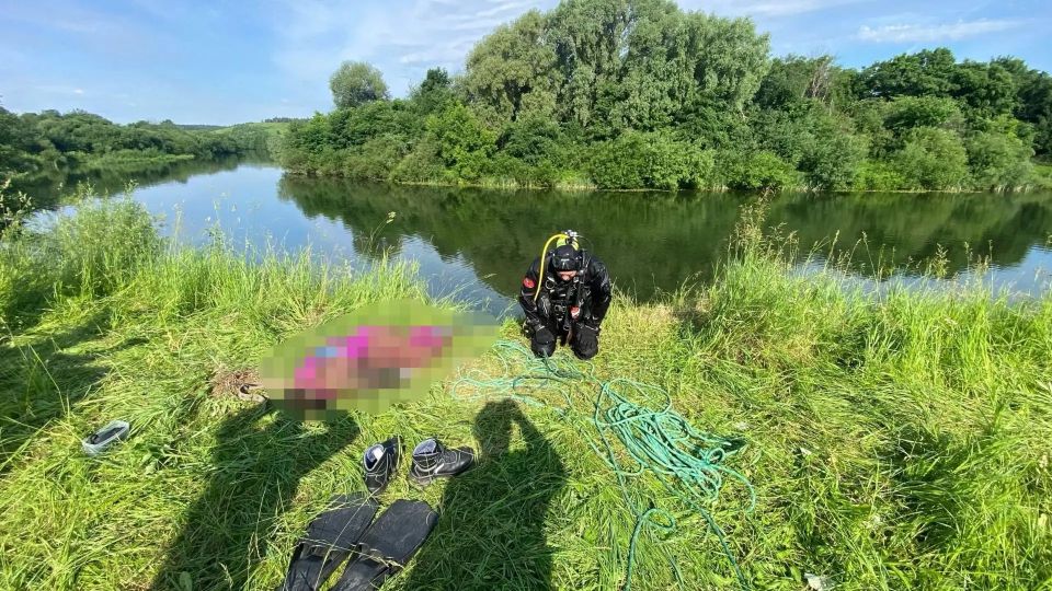 На дне реки Ирень нашли автомобиль с телом девушки внутри На дне реки Ирень нашли автомобиль с телом девушки внутри