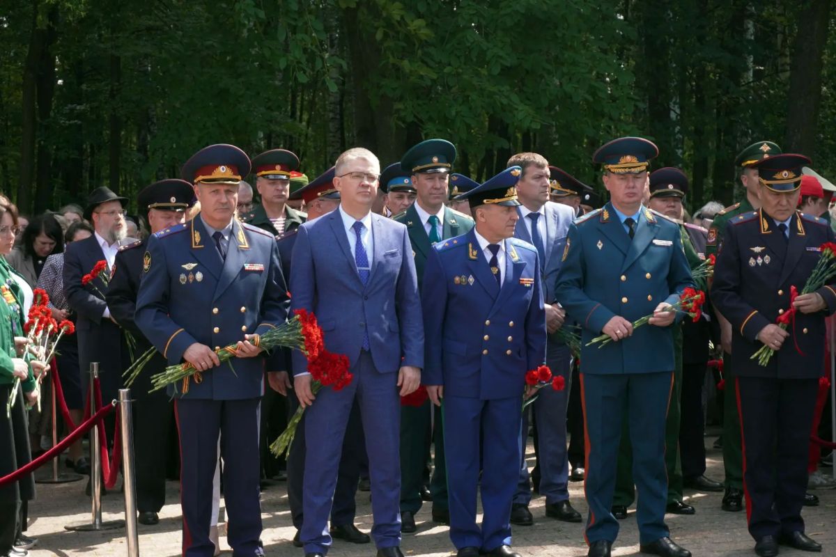 В Пермском крае руководитель следственного управления почтил память павших воинов В Пермском крае руководитель следственного управления почтил память павших воинов