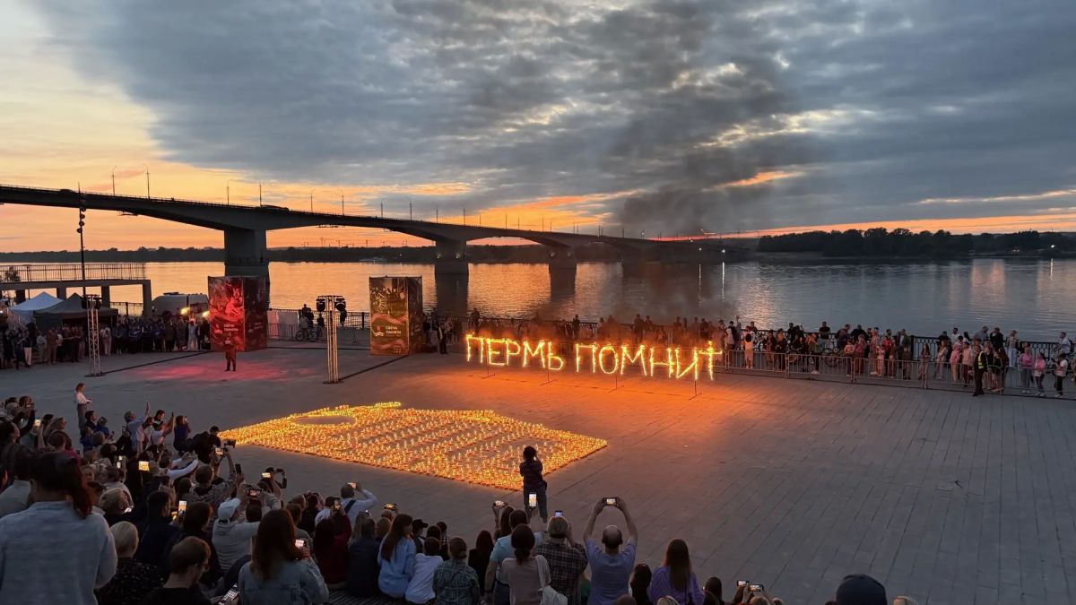 21 июня 2026 года Молодёжный совет и сотрудники УФК по Пермскому краю приняли участие в мемориальной акции «Свеча Памяти», посвящённой Дню памяти и скорби 21 июня 2026 года Молодёжный совет и сотрудники УФК по Пермскому краю приняли участие в мемориальной акции «Свеча Памяти», посвящённой Дню памяти и скорби