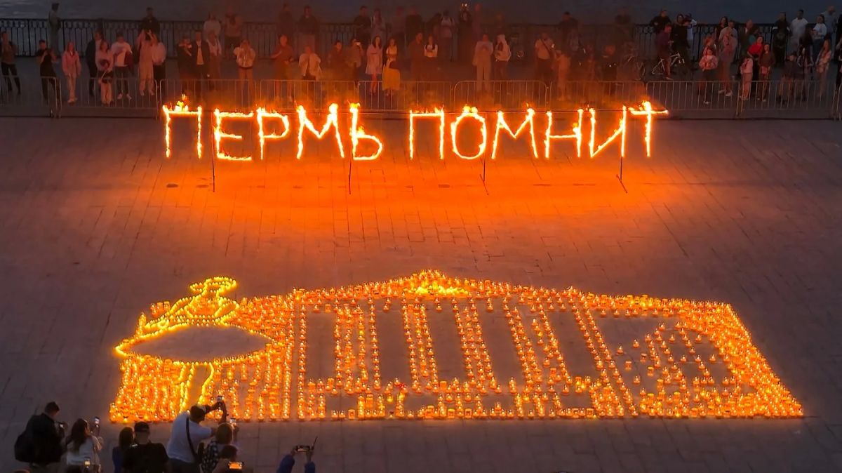 В Перми мемориалу «Скорбящая» возложили цветы В Перми мемориалу «Скорбящая» возложили цветы