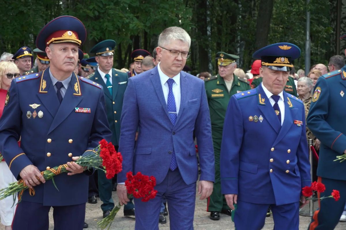 В Пермском крае руководитель следственного управления почтил память павших воинов В Пермском крае руководитель следственного управления почтил память павших воинов